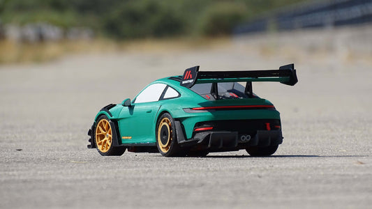 RC Porsche 911 GT3 RS Karosserie Show Edition auf Rennstrecke, Seitenansicht, Manthey Racing Modell, Scale 1:12