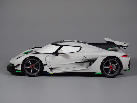 RC 1:12 Koenigsegg Jesko Karosserie Show Edition im Maßstab, aerodynamisches Design, weiß mit Highlights, Modellauto seitlich.