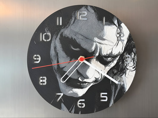 "Joker Edition Wanduhr 🕰️ im Design des berühmten DC-Schurken 🃏, ideal für Comic-Fans 📚 und als humorvolles Geschenk 🎁 für Joker-Liebhaber."