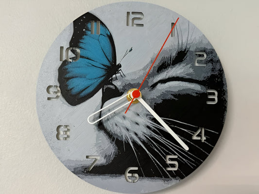 "Kitty with Butterfly Edition Wanduhr 🕰️ mit Design einer süßen Katze und einem Schmetterling 🐱🦋, perfekt für Tierliebhaber und als charmantes Geschenk 🎁."