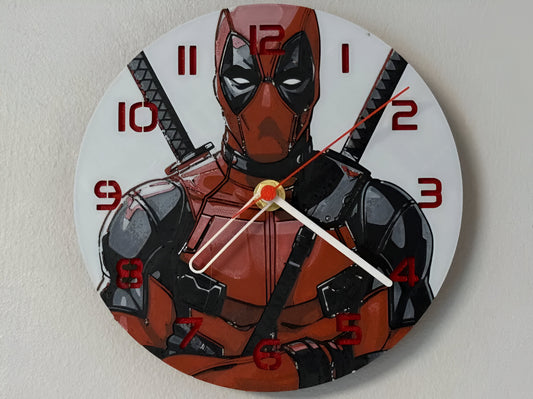 "Marvel – Deadpool Edition Wanduhr 🕰️ mit Design des beliebten Antihelden 🦸♂️, perfekt für Marvel-Fans 💥 und als humorvolles Geschenk 🎁 für Deadpool-Liebhaber."