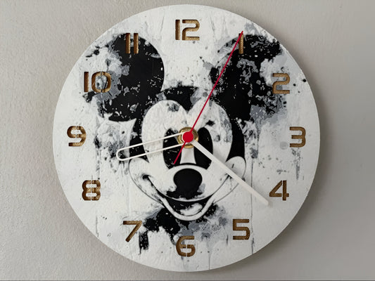 "Mickey Mouse Edition Wanduhr 🕰️ im Design des klassischen Disney-Charakters 🐭, perfekt für Disney-Fans 🌟 und als bezauberndes Geschenk 🎁 für Mickey-Liebhaber."