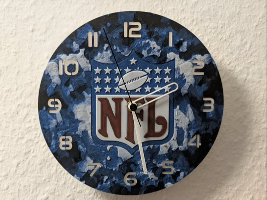 "NFL Edition Wanduhr 🕰️ im Design des ultimativen Kampfsports ⚽, ideal für Football-Fans 🏈 und als einzigartiges Geschenk 🎁 für NFL-Anhänger."