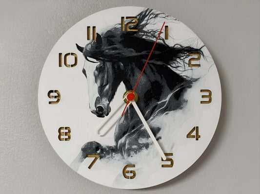 "Equina Edition Wanduhr 🕰️ mit elegantem Pferdedesign 🐴, ideal für Pferdeliebhaber 🐎 und als einzigartiges Geschenk 🎁 für Fans von Eleganz und Natur 🌿."