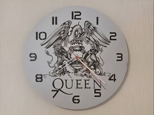"Queen Edition Wanduhr 🕰️ im Design der legendären Rockband 🎸, ideal für Musikliebhaber 🎶 und als einzigartiges Geschenk 🎁 für Queen-Fans."
