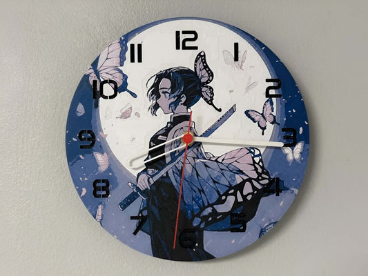 "Shinobu Kocho Edition Wanduhr 🕰️ mit elegantem Design der Demon Slayer-Charakterin 🦋, ideal für Anime-Fans 📺 und als einzigartiges Geschenk 🎁 für Shinobu-Liebhaber."