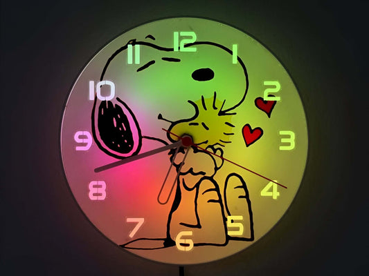 3D LED-Wanduhr Snoopy Love Edition von Veloria mit ❤️ Herzen, beleuchtet im Stil der Peanuts, ideal als romantische Deko und Geschenk.