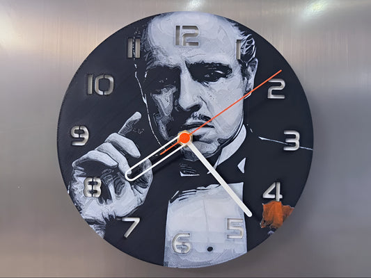 "The Godfather – Vito Corleone Edition Wanduhr 🕰️ mit Design des legendären Mafiosos 🕴️, perfekt für Fans von The Godfather 🎬 und als einzigartiges Geschenk 🎁."