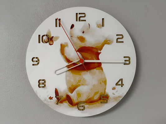 "Winnie the Pooh Edition Wanduhr 🕰️ mit Design des liebenswerten Bären 🐻🍯, perfekt für Disney-Fans und als charmantes Geschenk 🎁 für Winnie the Pooh-Liebhaber."