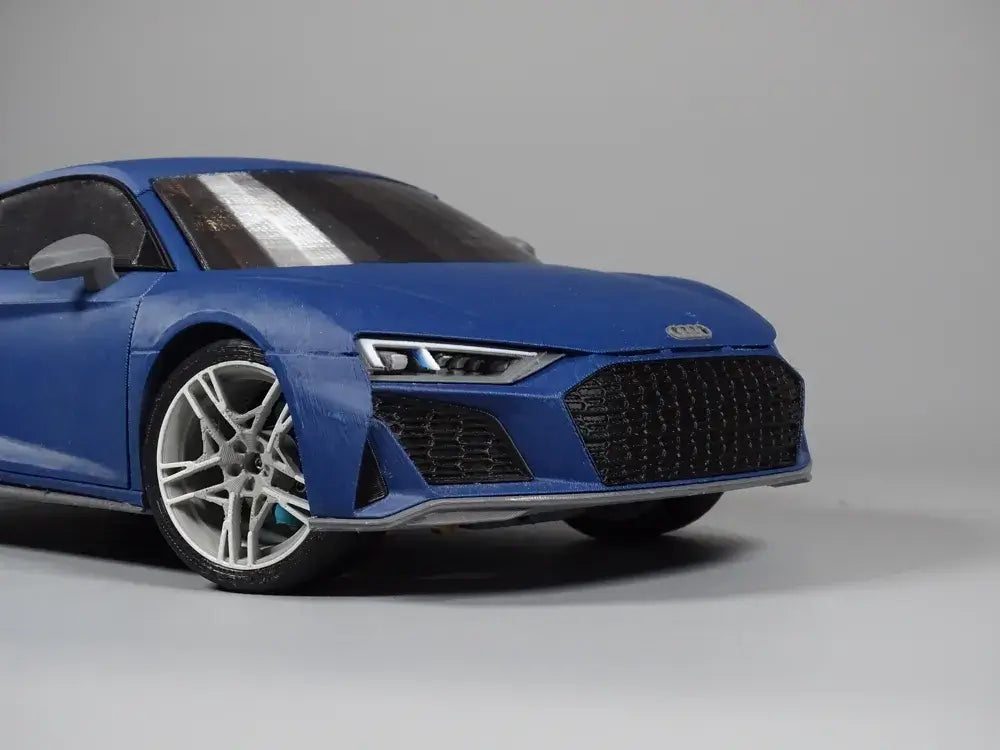 RC Audi R8 Karosserie Performance Edition Modell in blauer Farbe mit sportlicher Frontansicht.