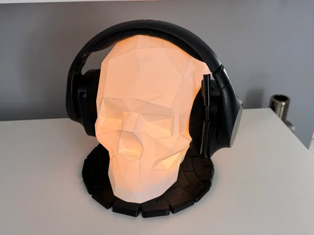 Skull Headset Stand LED Totenkopf Lampe & Kopfhörerhalter mit Kopfhörern und LED-Beleuchtung.