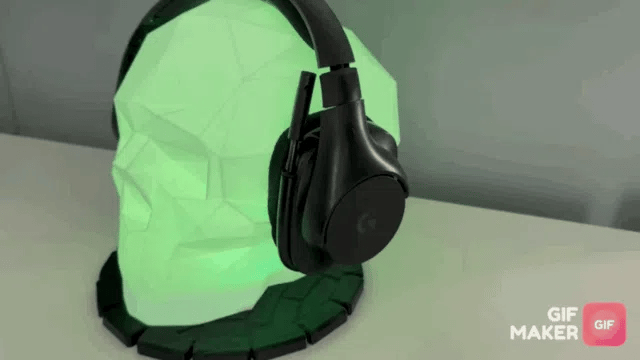 Skull Headset Stand LED Totenkopf Lampe & Kopfhörerhalter mit Kopfhörern auf einer leuchtenden grünen Totenkopf-Basis.
