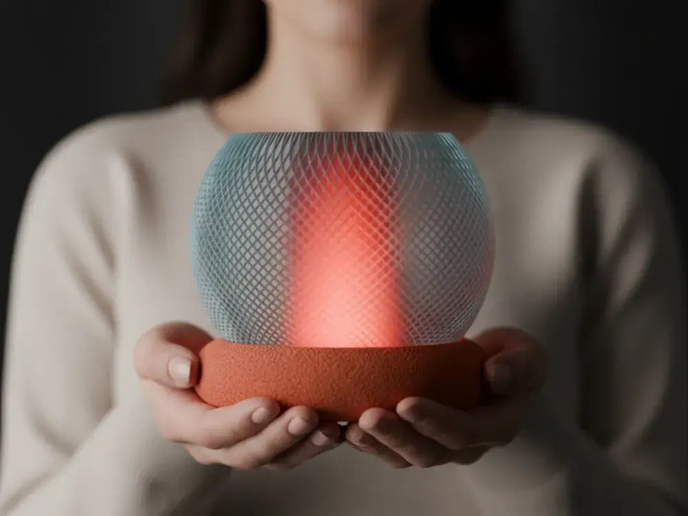 Kristall Leuchtkugel Tischlampe Design Lichtobjekt in den Händen einer Person, strahlendes Licht und weiche Reflexionen.