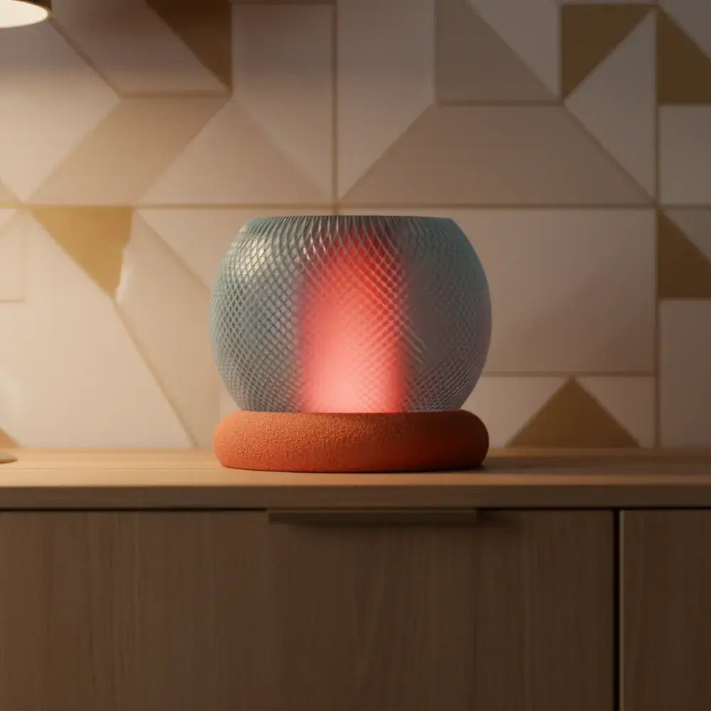 Kristall Leuchtkugel Tischlampe Design Lichtobjekt mit strukturiertem Glas und sanftem Lichtspiel auf einem Tisch.