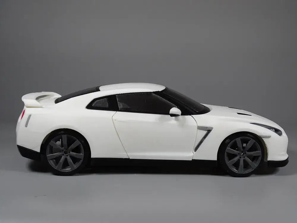 Nissan GT-R R35 Performance Edition Modell in Weiß, Seiteansicht, erfasst Detailtreue und sportliches Design.
