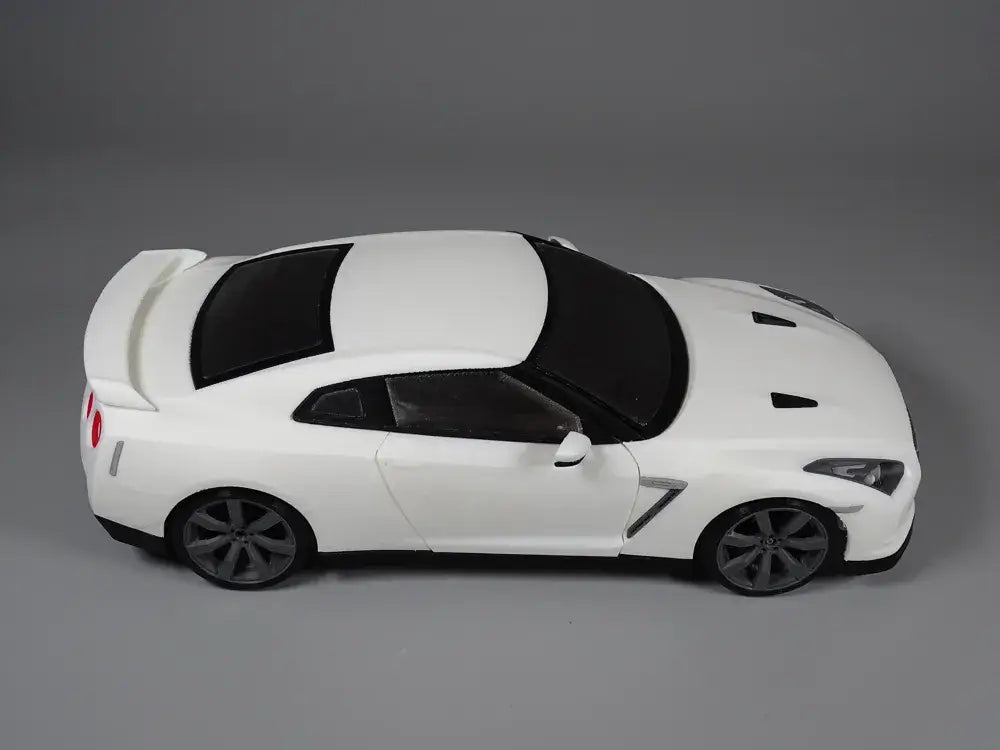 Nissan GT-R R35 Performance Edition Modell auf grauem Hintergrund, detailgetreu gestaltet, ideal für RC McLaren 720S Karosserie DRS Edition.
