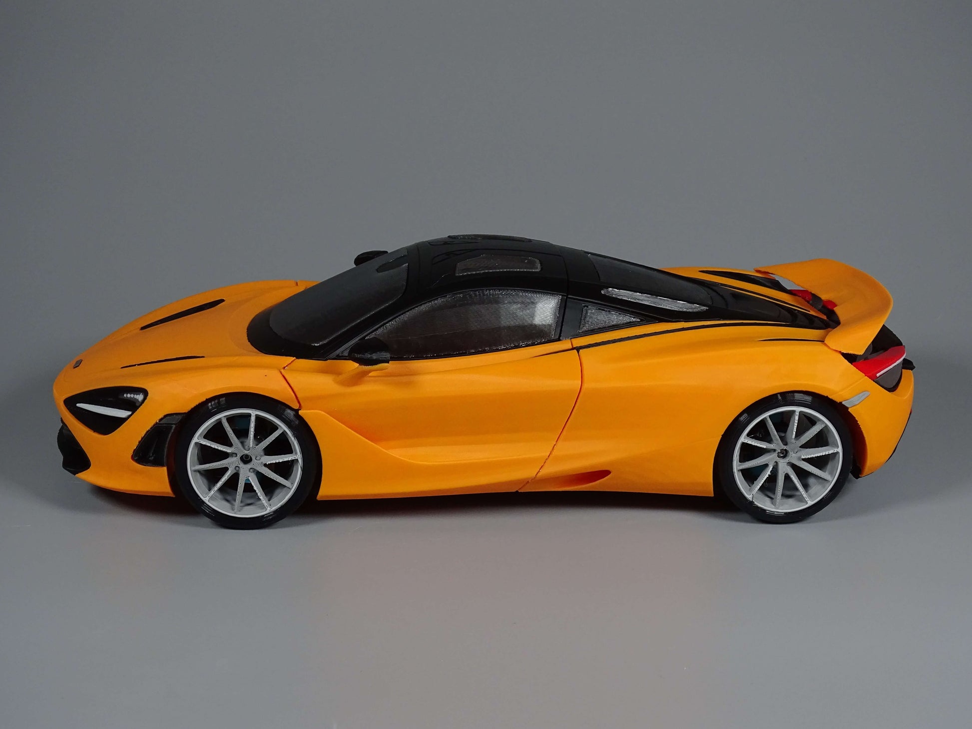 RC McLaren 720S Karosserie DRS Edition in orange, detailreiche Darstellung aus der Seitenansicht.