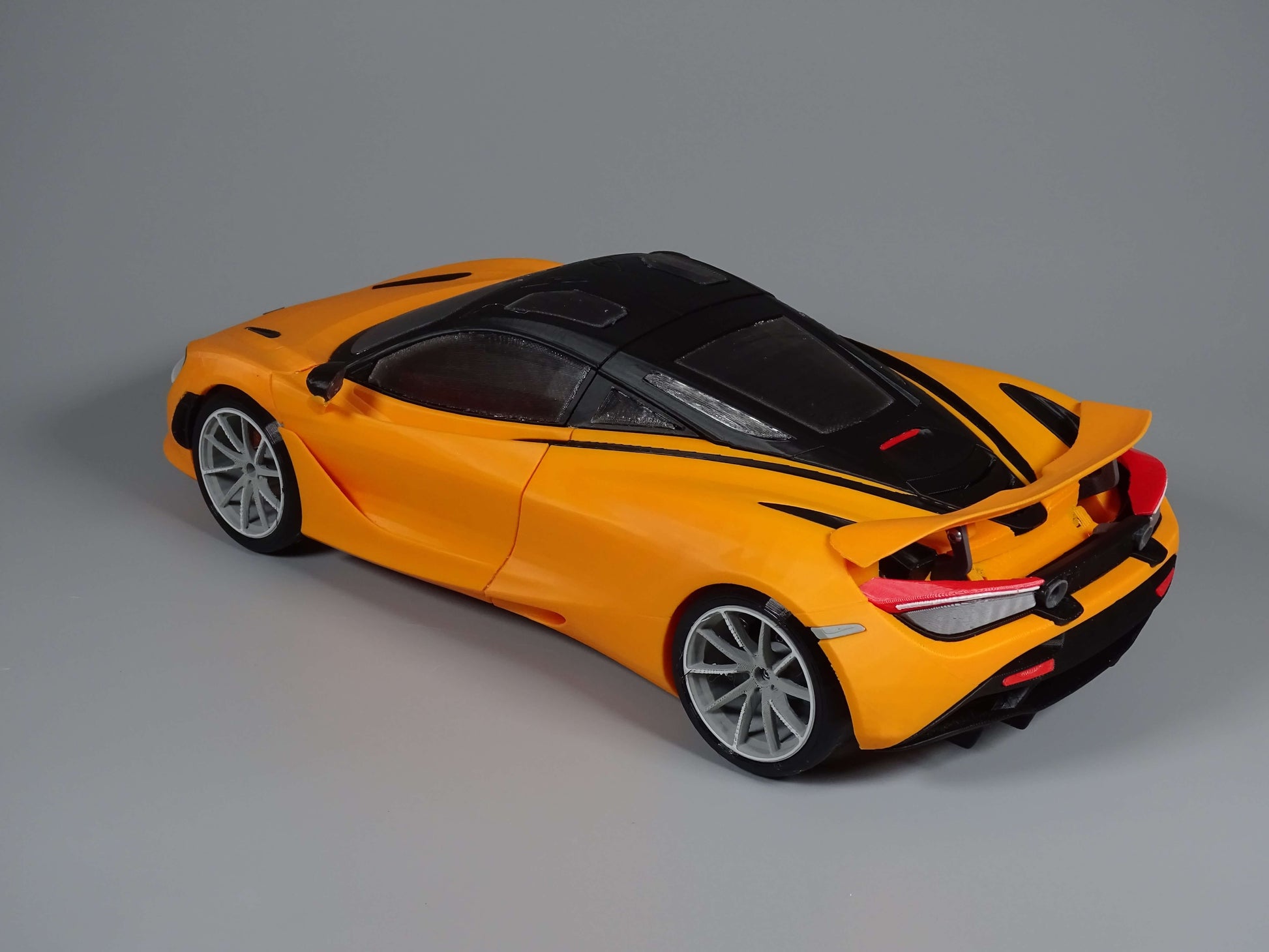 RC McLaren 720S Karosserie DRS Edition von hinten, in auffälliger gelber Farbe, mit aerodynamischem Design.