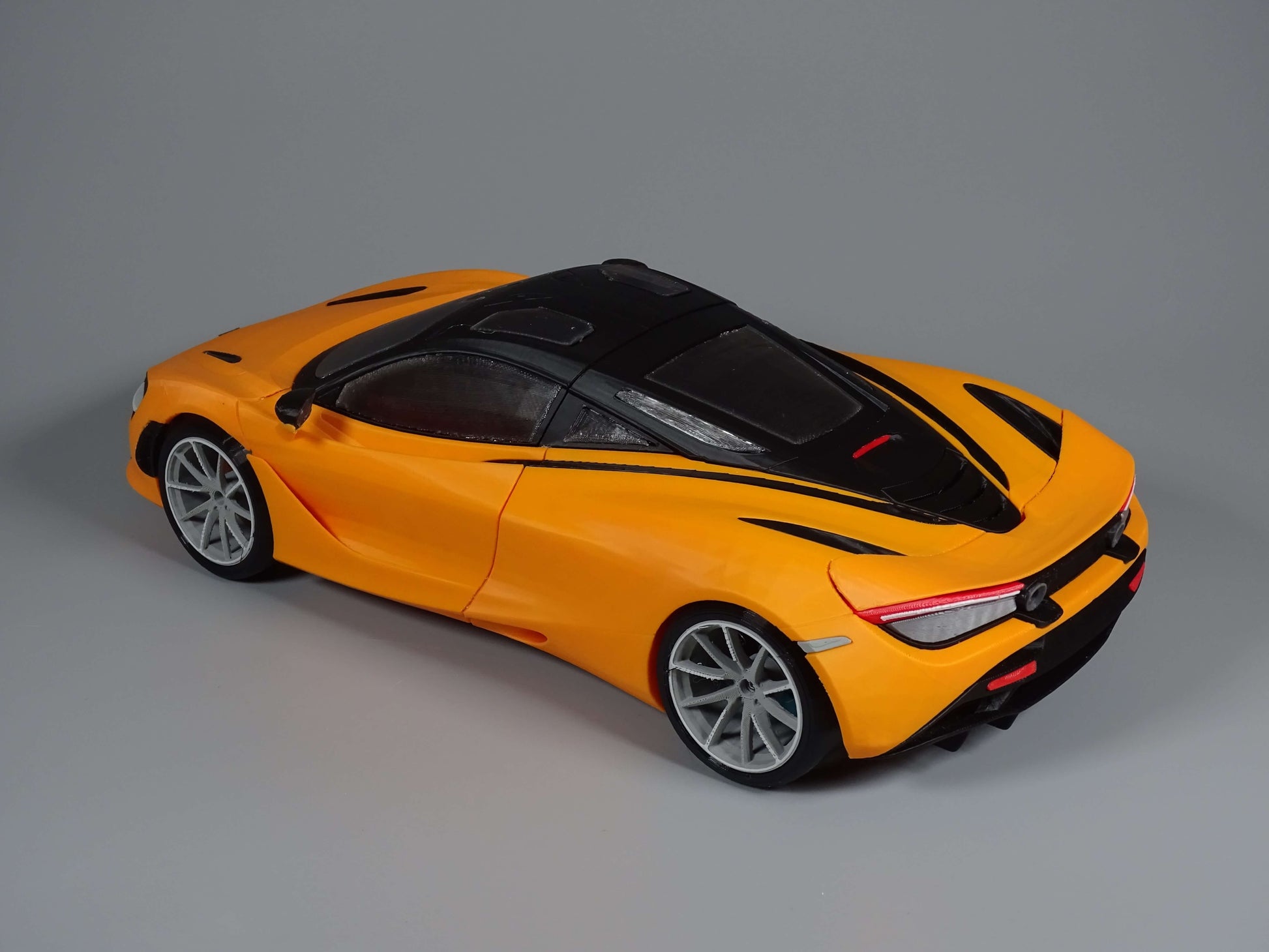 RC McLaren 720S Karosserie DRS Edition in leuchtendem Orange mit geschwungenem Design und aerodynamischen Merkmalen.