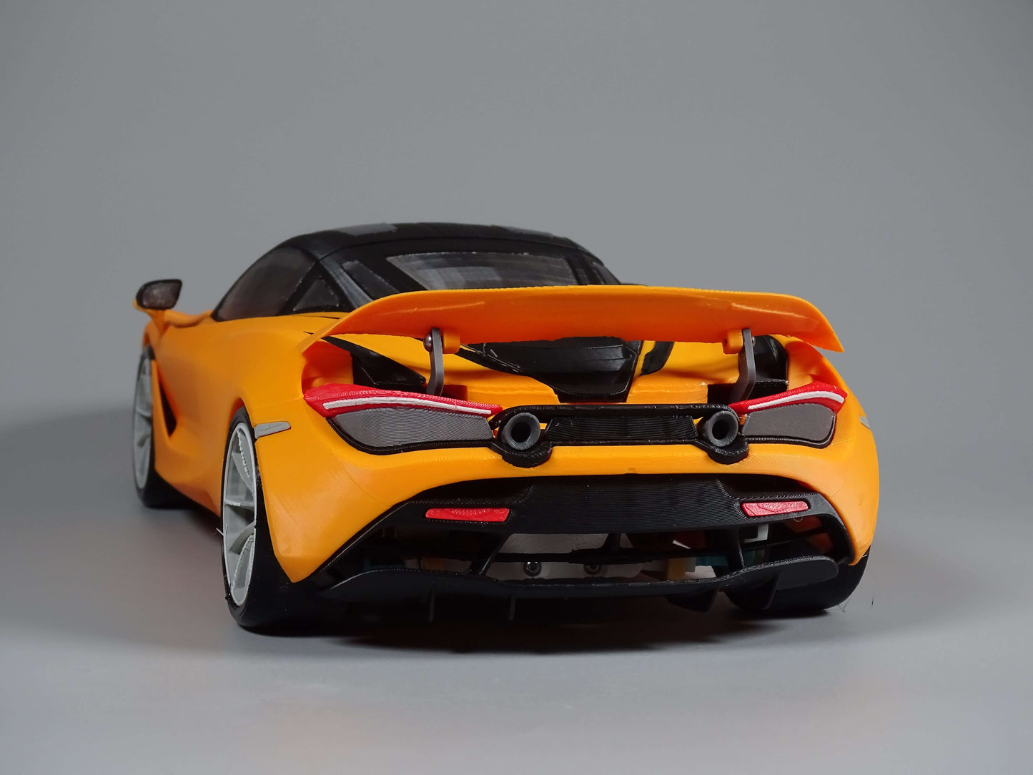 RC McLaren 720S Karosserie DRS Edition in leuchtendem Orange von hinten mit Aerodynamik-Elementen.