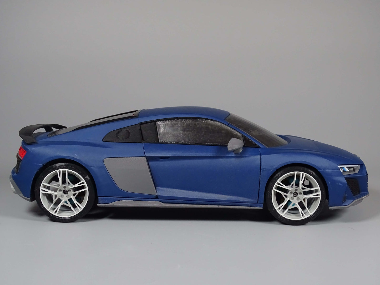 RC Audi R8 Karosserie Performance Edition in blauer Farbe, modern und aerodynamisch gestaltet.