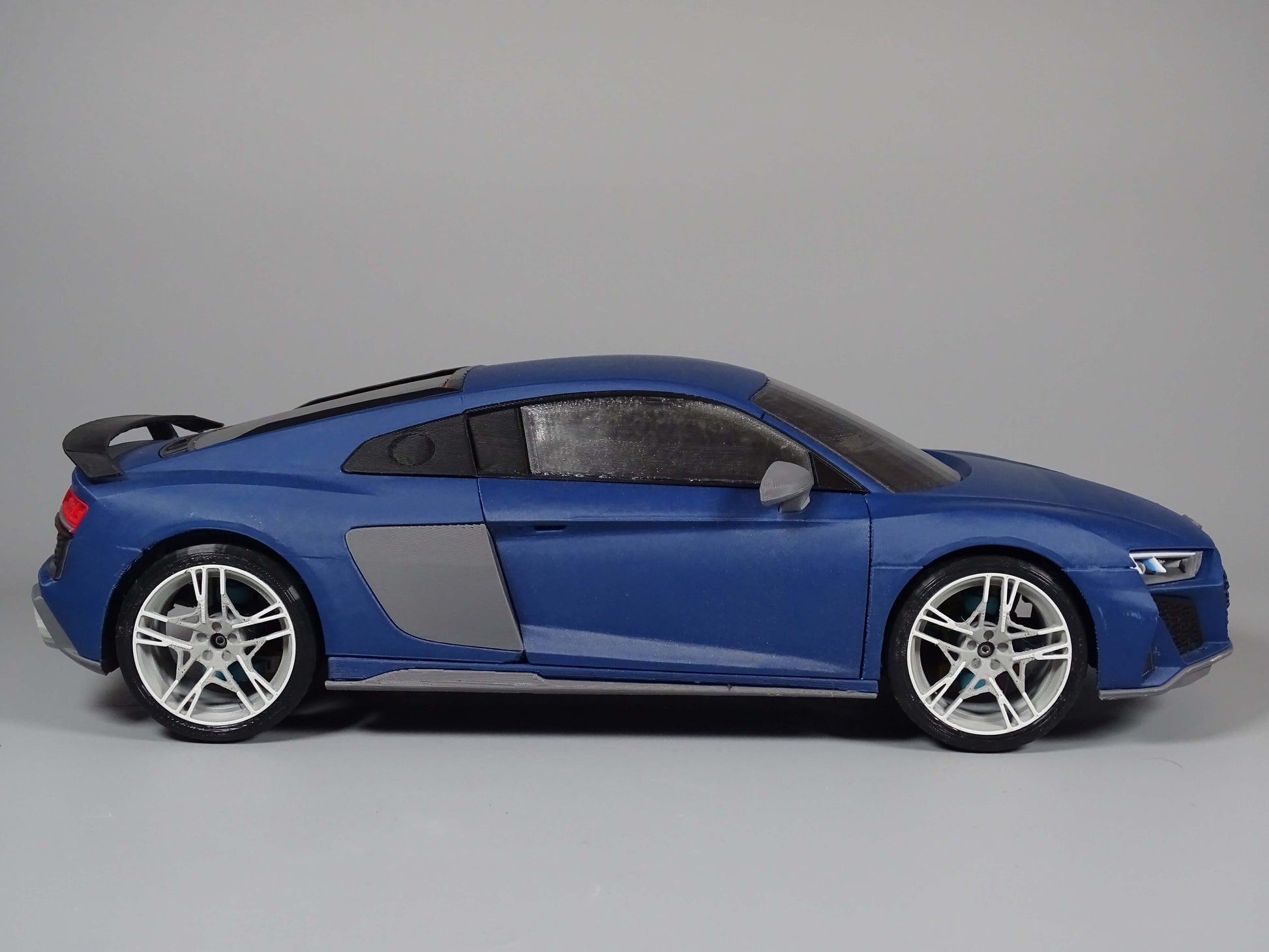 RC Audi R8 Karosserie Performance Edition in blauer Farbe, modern und aerodynamisch gestaltet.