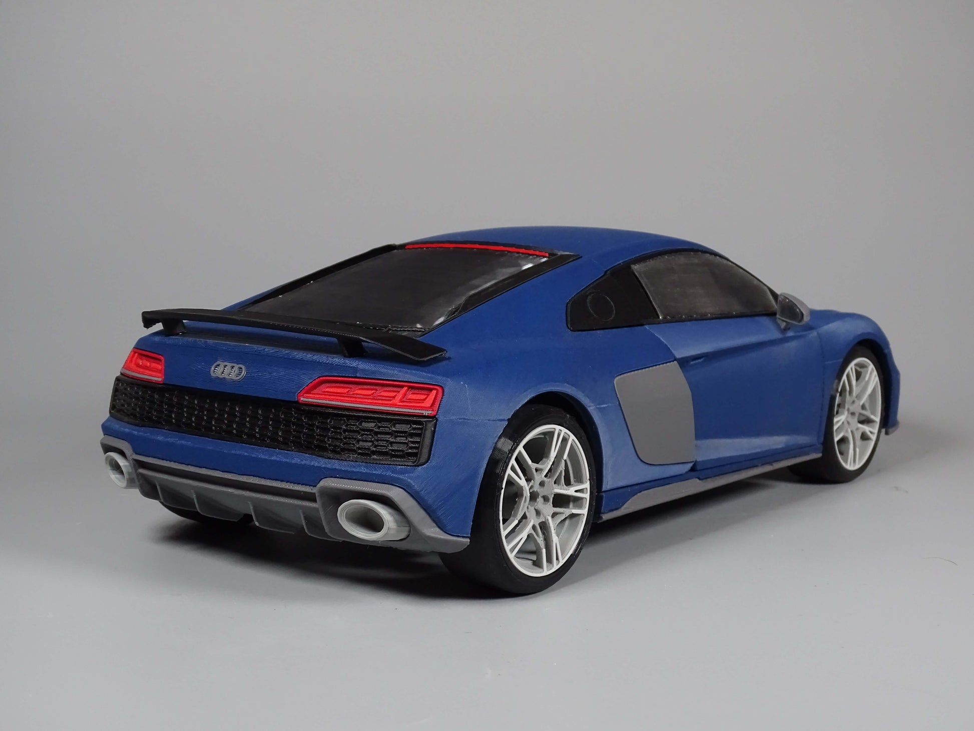 RC Audi R8 Karosserie Performance Edition in blau von hinten mit sportlichem Design und modernen Linien.