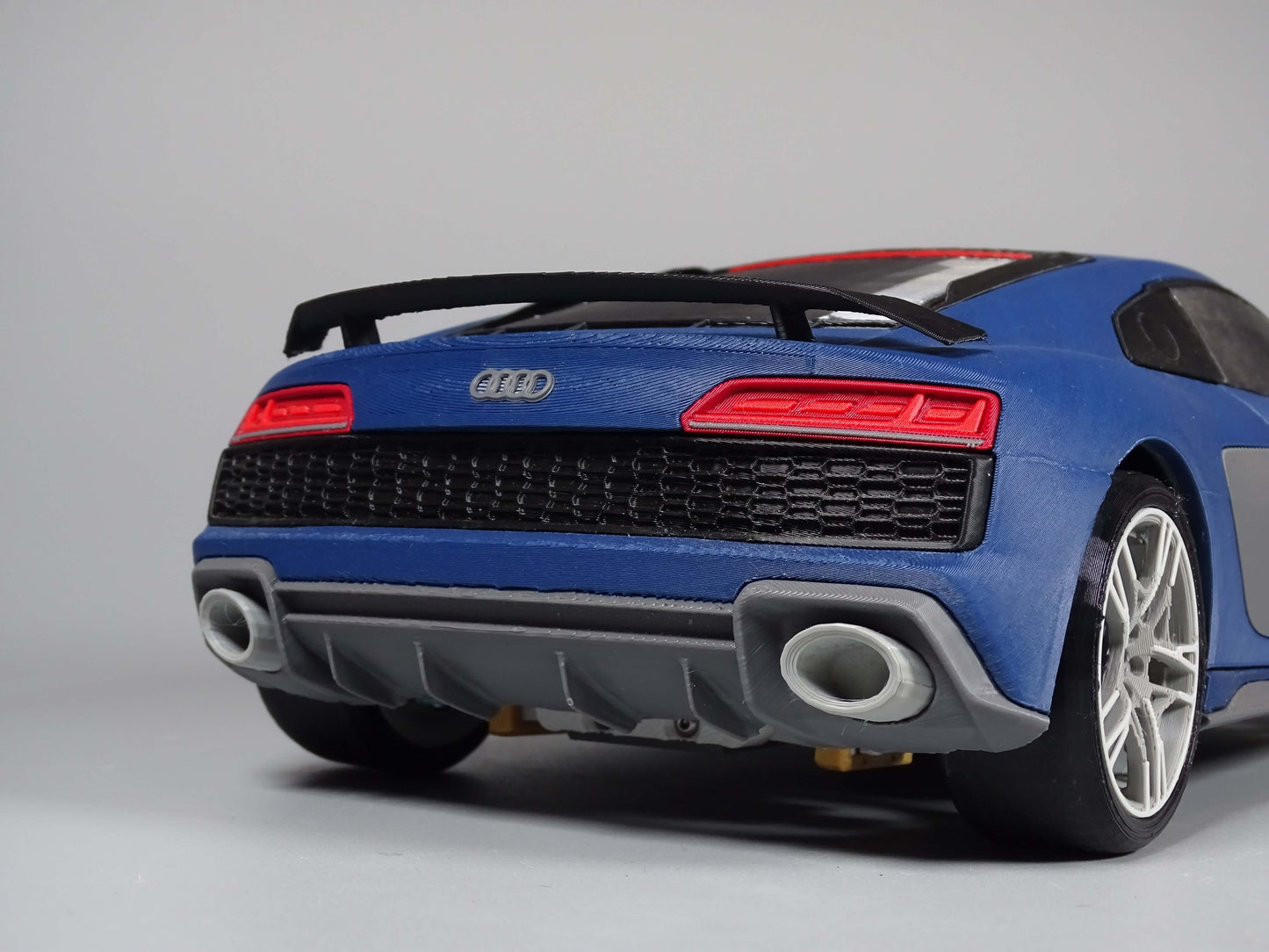 RC Audi R8 Karosserie Performance Edition im Detailansicht von hinten mit sportlichem Design.