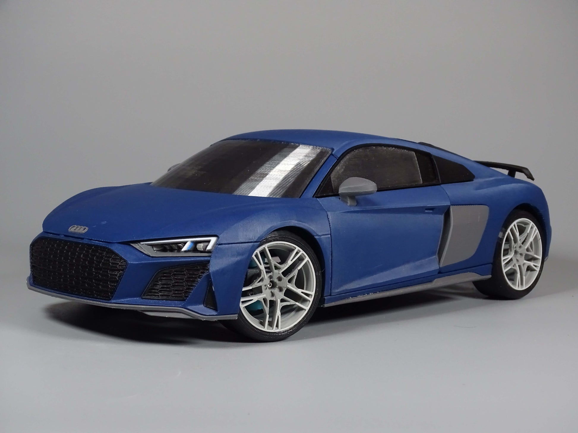 RC Audi R8 Karosserie Performance Edition in blauer Ausführung mit detaillierter Karosserie und modernen Designelementen.