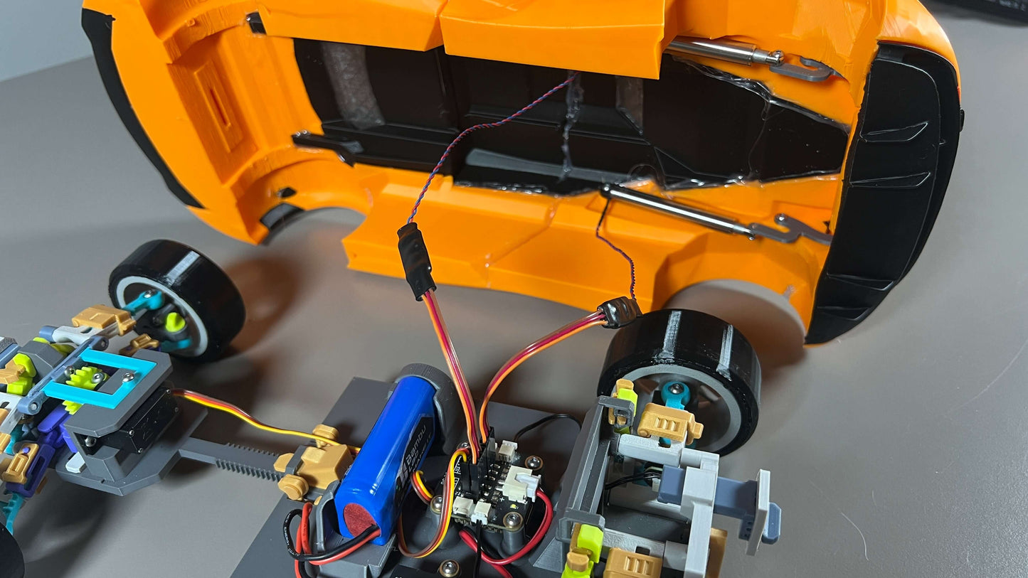 Blick auf die RC McLaren 720S Karosserie DRS Edition mit sichtbarem Innenleben und Komponenten.