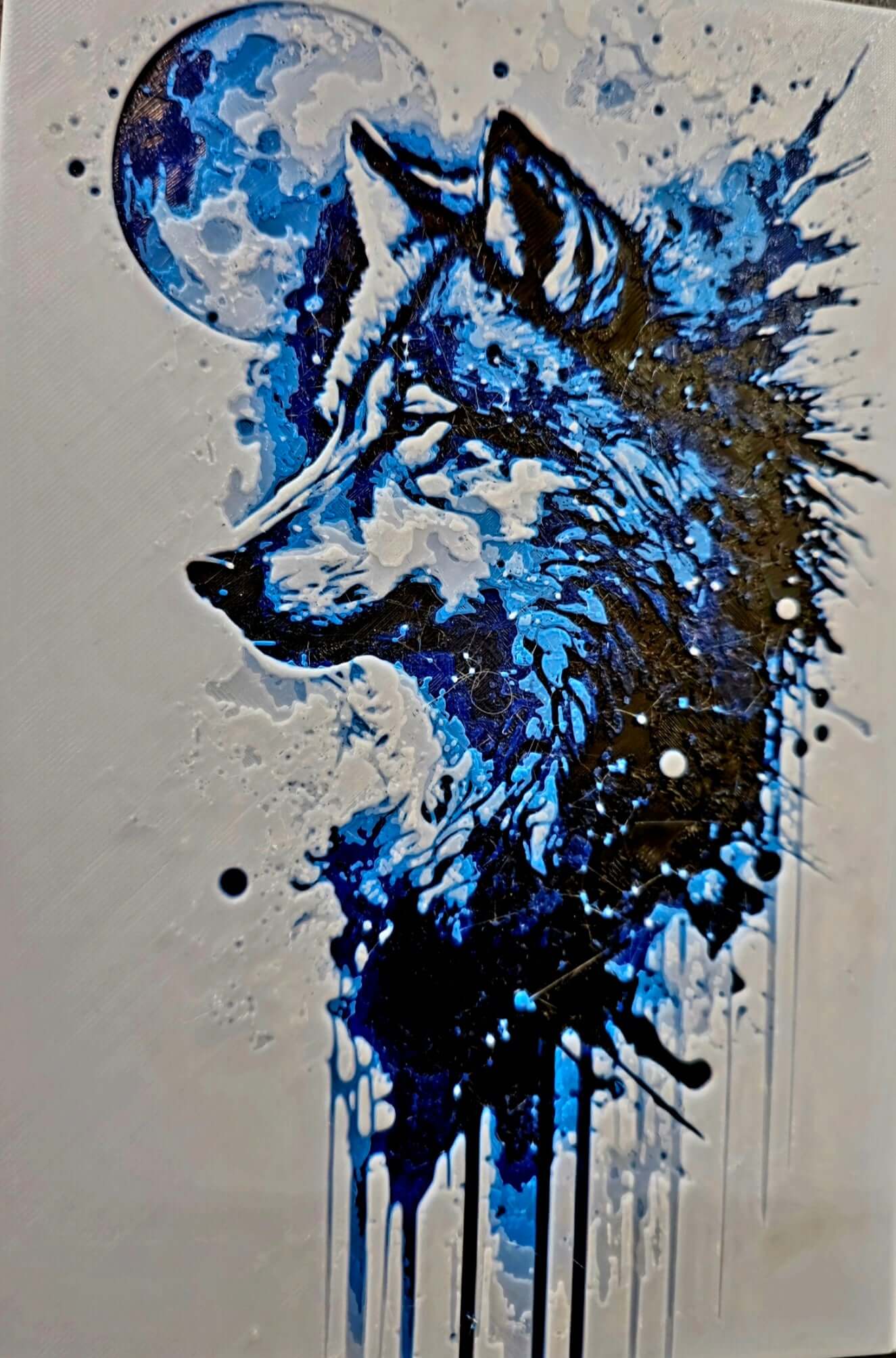 Heulender Wolf vor dem Mond als mystisches 3D-Lithophane in Schwarz-Weiß