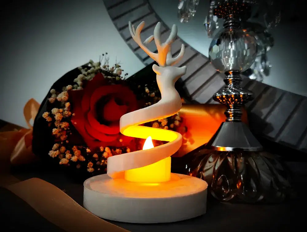 Spiral-Rentier LED Teelicht Dekoration mit stilisierter Rentierfigur und warmem Leuchten für stimmungsvolle Inneneinrichtung.