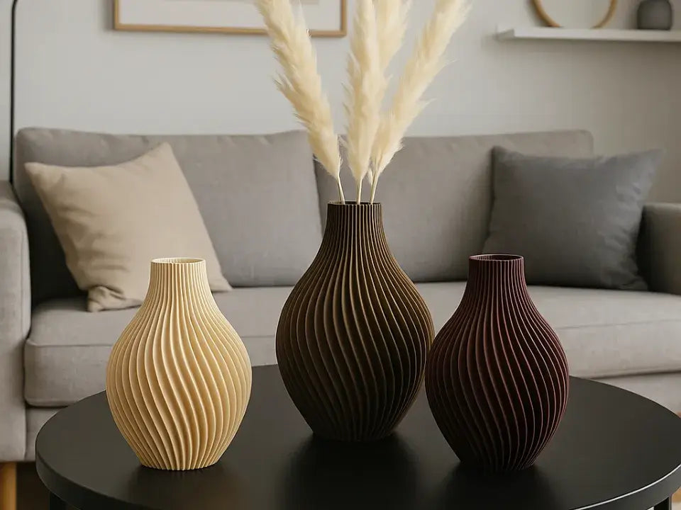 Drei wasserdichte Spiralvase modernes Design auf einem Tisch, in verschiedenen Farben, im Wohnzimmerdekor angeordnet.