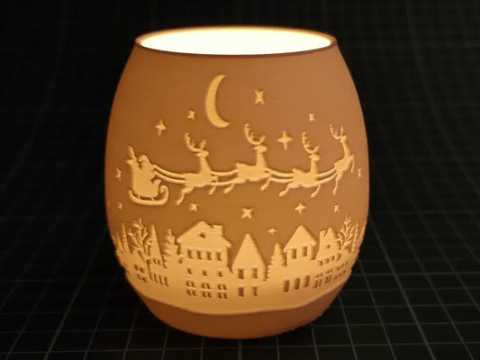 Weihnachtliche Teelichthalter mit Santa und Rentieren, warmes Lichtobjekt mit Wintermotiven, ideal für weihnachtliche Atmosphäre.