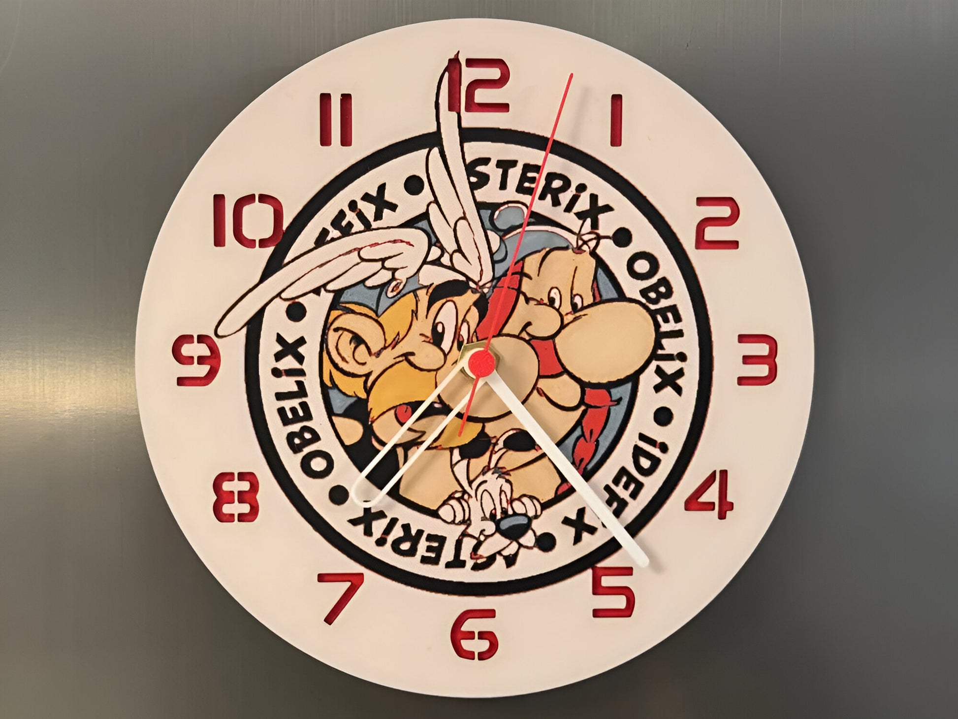 "Asterix & Obelix Edition Wanduhr 🕰️ mit Design der berühmten Comic-Helden 🏺, perfekt für Fans der Asterix-Geschichten und als humorvolles Geschenk 🎁."