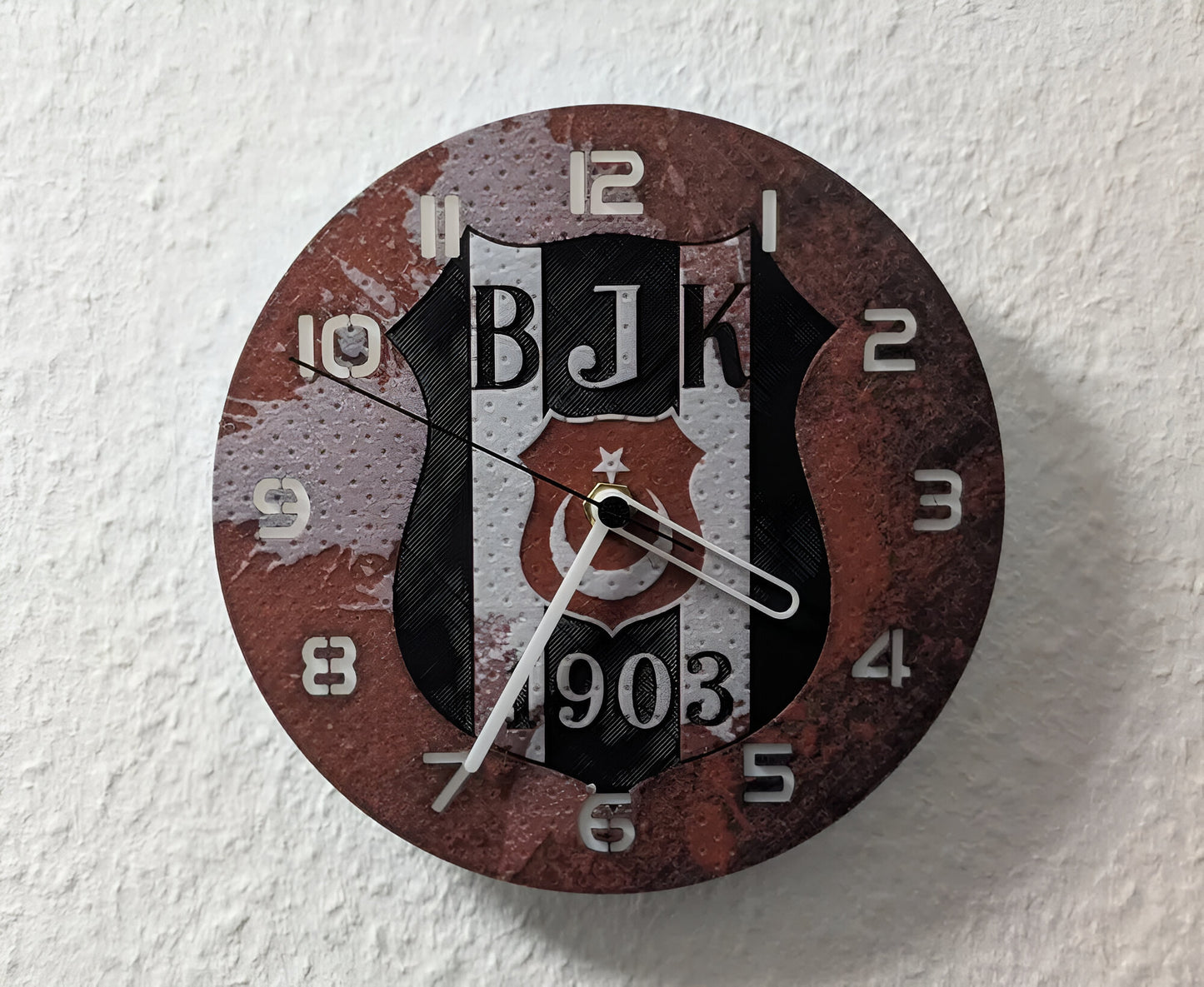 "Beşiktaş Istanbul Edition Wanduhr 🕰️ im Design des berühmten türkischen Fußballteams ⚽, perfekt für Fans von Beşiktaş und als einzigartiges Geschenk 🎁 für Fußballliebhaber."