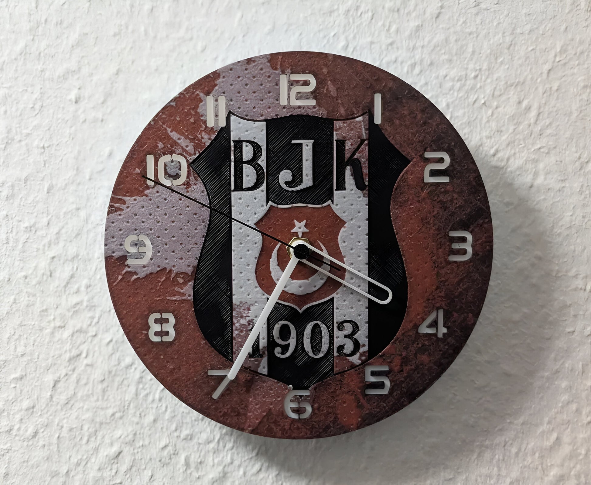 "Beşiktaş Istanbul Edition Wanduhr 🕰️ im Design des berühmten türkischen Fußballteams ⚽, perfekt für Fans von Beşiktaş und als einzigartiges Geschenk 🎁 für Fußballliebhaber."