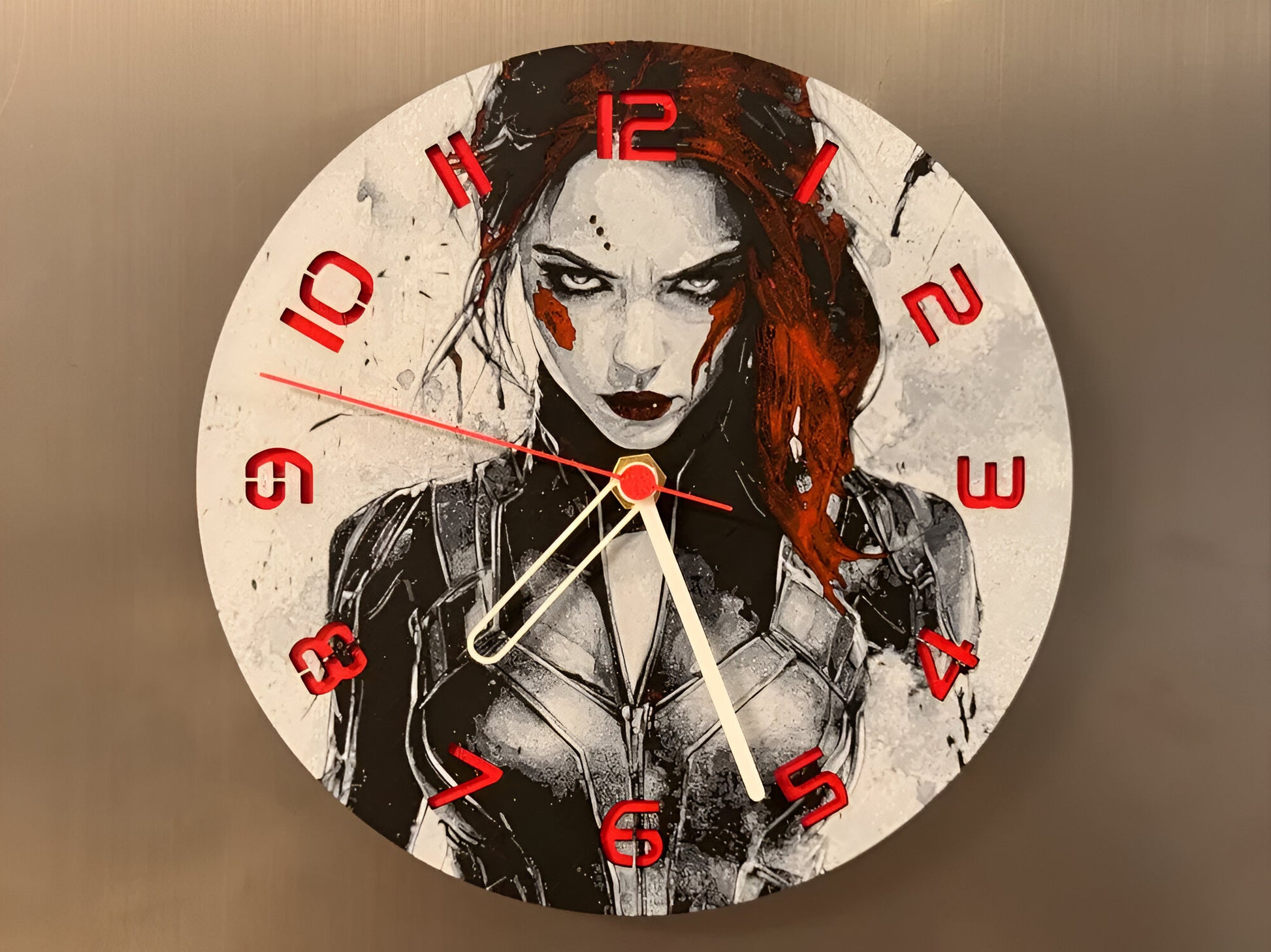 "Black Widow Edition Wanduhr 🕰️ mit Design der legendären Marvel-Heldenfigur 🕷️, perfekt für Marvel-Fans 💥 und als einzigartiges Geschenk 🎁 für Black Widow-Anhänger."