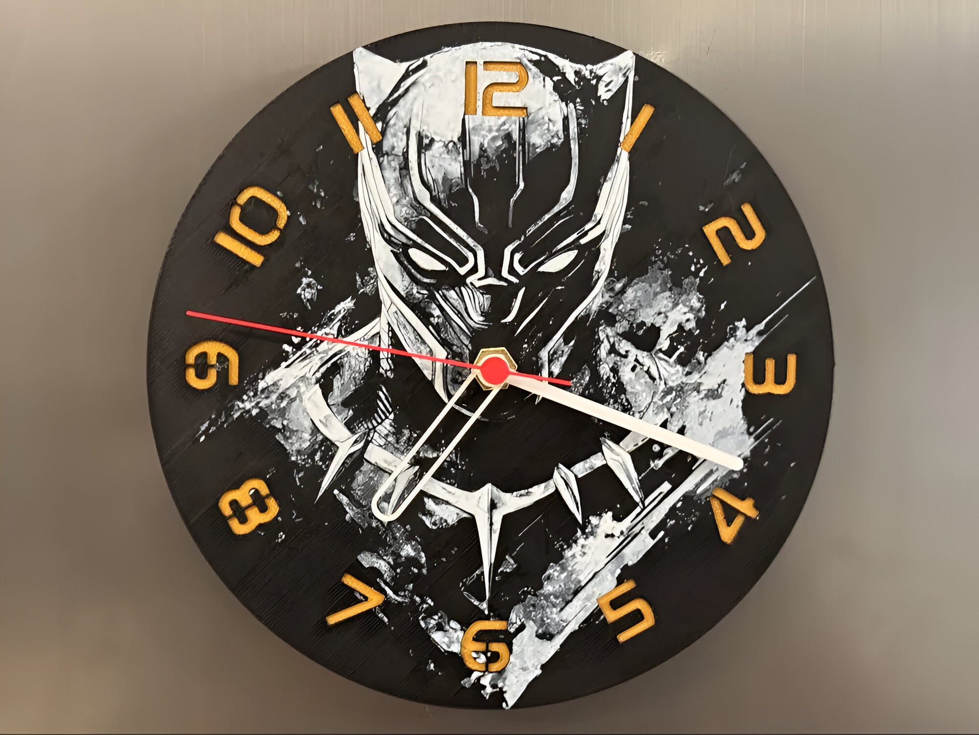 "Black Panther Edition Wanduhr 🕰️ im Design des legendären Marvel-Charakters 🐾, perfekt für Marvel-Fans und als einzigartiges Geschenk 🎁 für Liebhaber von Black Panther."