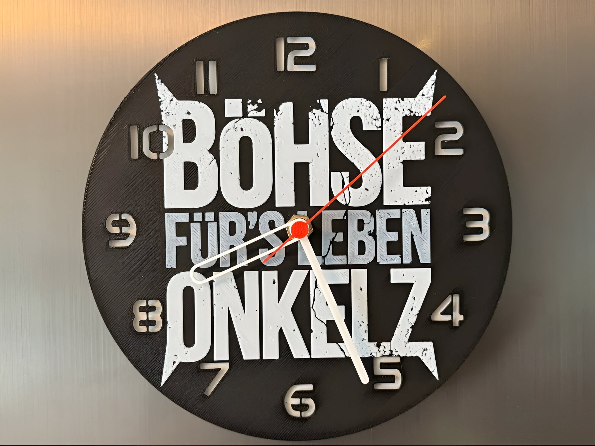 "Böhse Onkelz Edition Wanduhr 🕰️ im Design der legendären Rockband 🎸, perfekt für Fans von Rockmusik 🎶 und als kraftvolles Geschenk 🎁 für Liebhaber der Böhse Onkelz."
