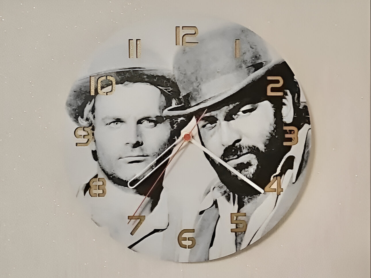 "Bud & Terence Edition Wanduhr 🕰️ mit Design der Comedy-Legenden 🎬, ideal für Fans der klassischen Filme 🤡 und als humorvolles Geschenk 🎁 für Filmfreunde."