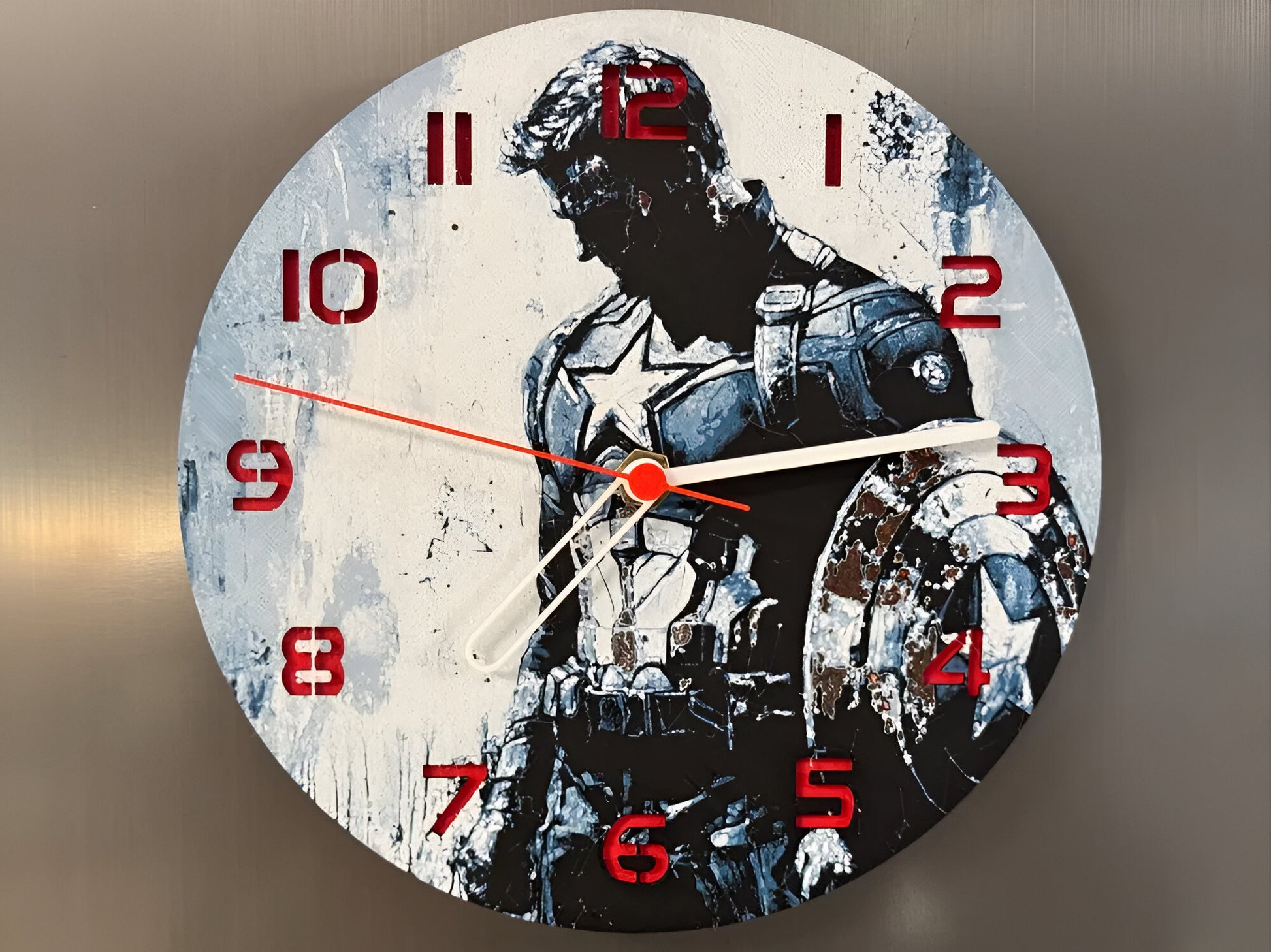 "Captain America Edition Wanduhr 🕰️ mit Design des Superhelden 🦸‍♂️, perfekt für Marvel-Fans 💥 und als kraftvolles Geschenk 🎁 für Liebhaber von Captain America."