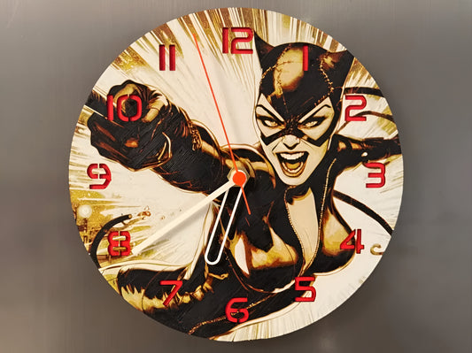 "Catwoman Edition Wanduhr 🕰️ mit Design der ikonischen DC-Heldenfigur 🐱, ideal für Comic-Fans 📚 und als einzigartiges Geschenk 🎁 für Catwoman-Liebhaber."