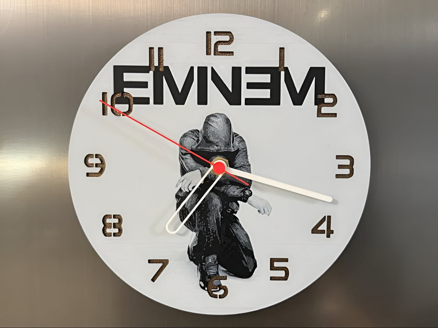 "Eminem Edition Wanduhr 🕰️ mit Design des legendären Rappers 🎤, ideal für Musikliebhaber 🎶 und als kraftvolles Geschenk 🎁 für Eminem-Fans."