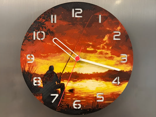"Fischen bei Sonnenuntergang Edition Wanduhr 🕰️ mit Design eines friedlichen Angelmotivs 🎣, perfekt für Angler und als entspannendes Geschenk 🎁 für Naturliebhaber."