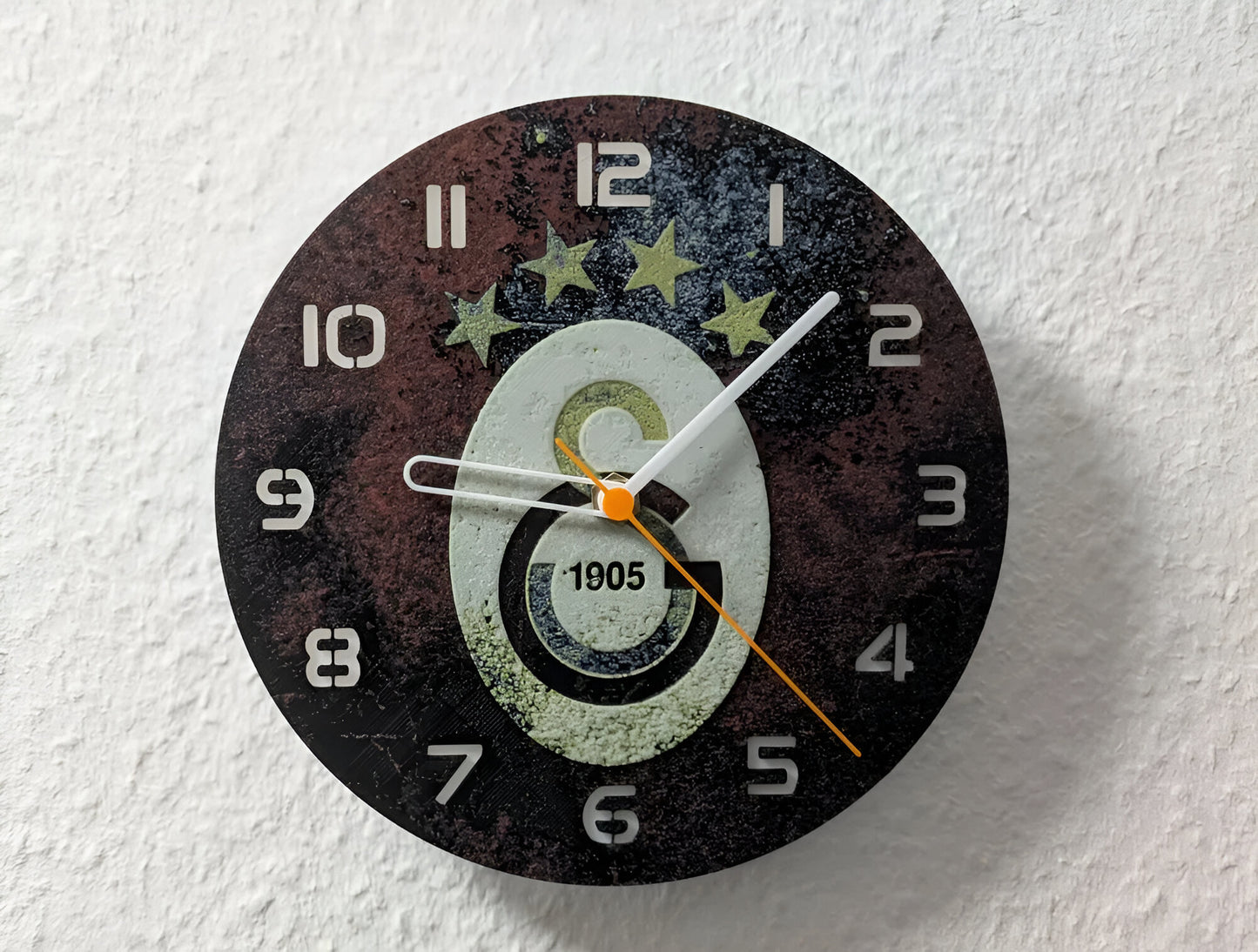 "Galatasaray Istanbul Edition Wanduhr 🕰️ im Design des legendären Fußballclubs ⚽, ideal für Fans von Galatasaray und als exklusives Geschenk 🎁 für Fußballenthusiasten."
