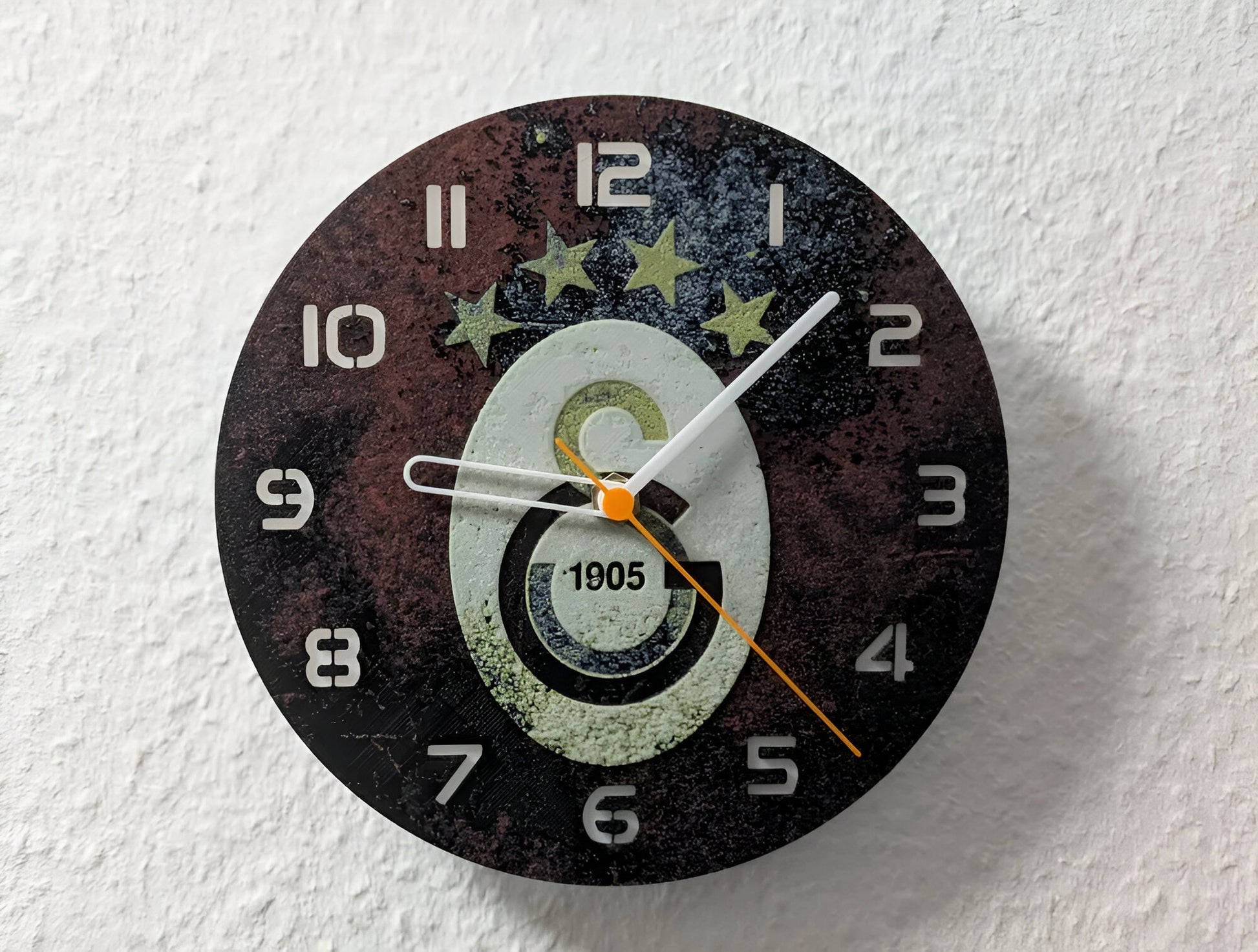 "Galatasaray Istanbul Edition Wanduhr 🕰️ im Design des legendären Fußballclubs ⚽, ideal für Fans von Galatasaray und als exklusives Geschenk 🎁 für Fußballenthusiasten."