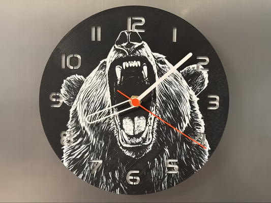 "Grizzly Bear Edition Wanduhr 🕰️ mit Design eines mächtigen Grizzlybären 🐻, ideal für Naturfreunde und als kraftvolles Geschenk 🎁 für Liebhaber wilder Tiere."