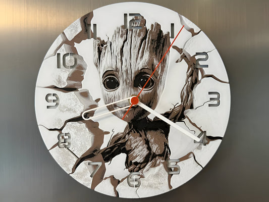 "Groot Kid Edition Wanduhr 🕰️ mit Design des beliebten Charakters Groot 🌱, ideal für Marvel-Fans 💥 und als charmantes Geschenk 🎁 für Groot-Liebhaber."