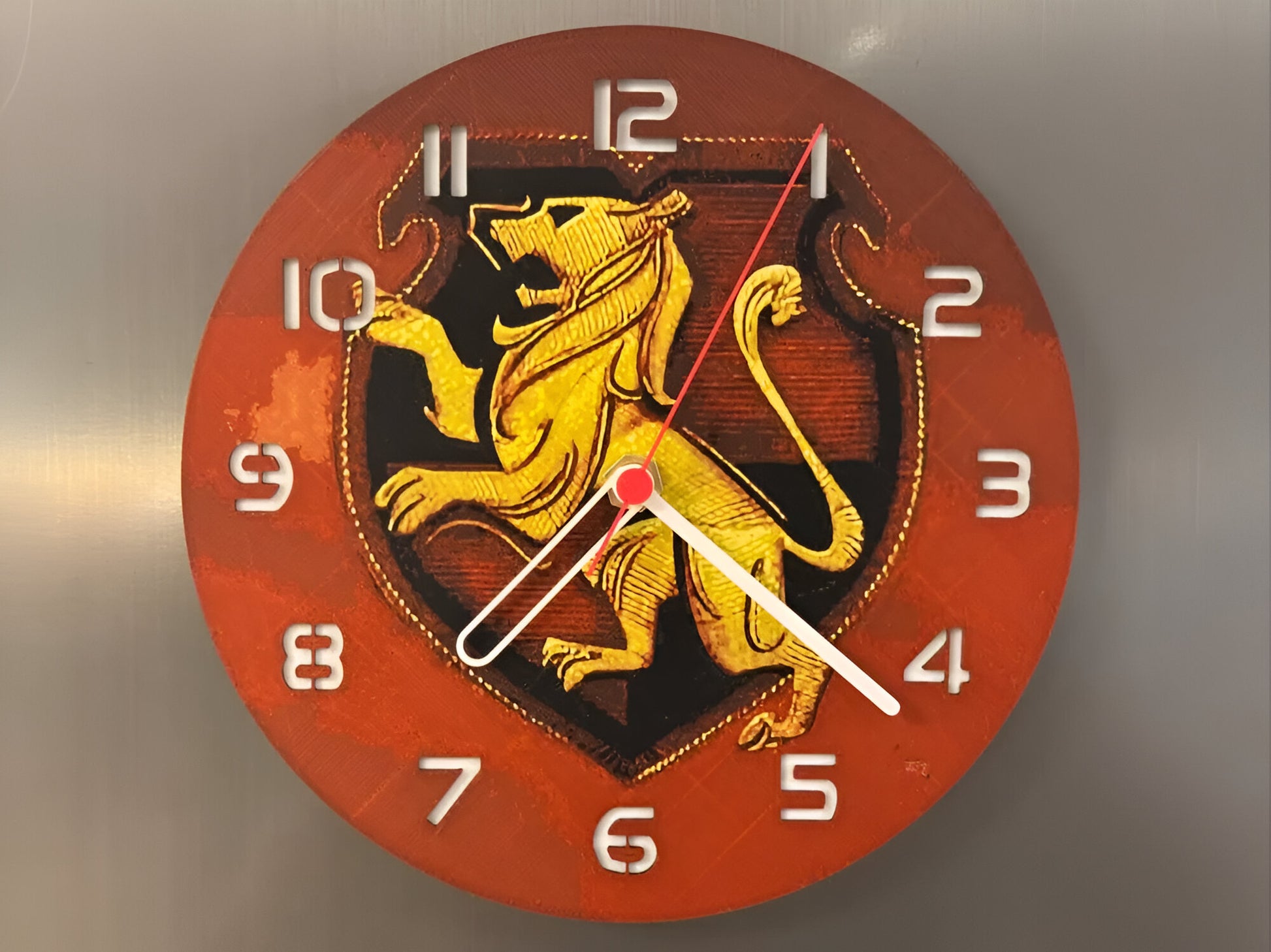 "Gryffindor Edition Wanduhr 🕰️ im Design des Gryffindor-Hauses 🦁, perfekt für Harry Potter-Fans und als kraftvolles Geschenk 🎁 für Gryffindor-Liebhaber."